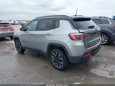3C4NJDDB6KT721483 — 2019 Jeep Compass, фото 3 с аукциона IAAI, передняя и задняя части