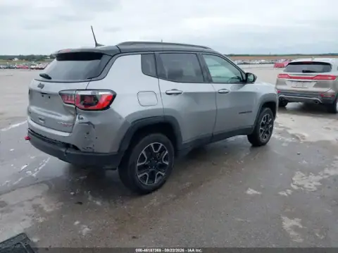3C4NJDDB6KT721483 — 2019 Jeep Compass, фото 4 с аукциона IAAI, передняя и задняя части