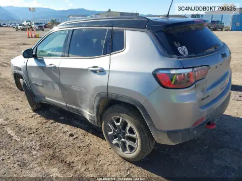3C4NJDDB0KT790525 — 2019 Jeep Compass, photo 3 from IAAI, All-over damage