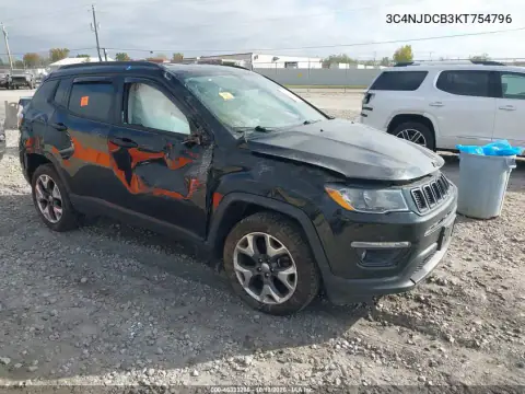 3C4NJDCB3KT754796 — 2019 Jeep Compass, фото 2 с аукциона IAAI, Передняя и задняя части