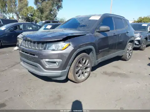3C4NJCEB0MT548653 — 2021 Jeep Compass, foto 2 de IAAI 21.10.2026, Parte delantera