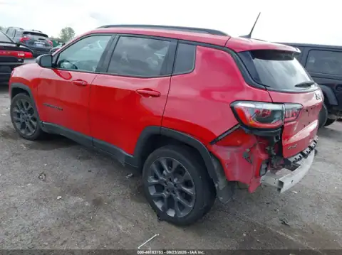 3C4NJDEB2MT565489 — 2021 Jeep Compass, zdjęcie 3 z IAAI, Tył