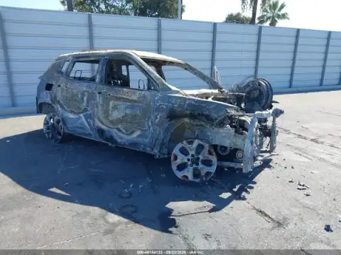 3C4NJDCBXMT601562 — 2021 Jeep Compass, Incendio completo (Total Burn), fotos antes de reparar