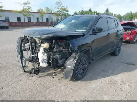 3C4NJDCB6NT140801 — 2022 Jeep Compass, zdjęcie 2 z IAAI, Przód