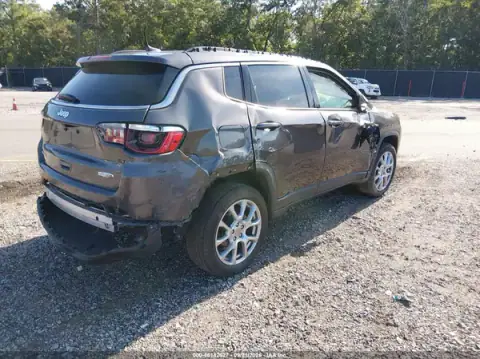 3C4NJDFB9NT134891 — 2022 Jeep Compass, foto 4 de IAAI, Vuelco