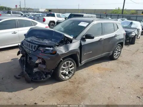 3C4NJDFNXPT504758 — 2023 Jeep Compass, zdjęcie 2 z IAAI, Przód