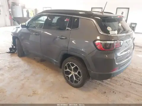 3C4NJDCN9RT126097 — 2024 Jeep Compass, фото 3 з IAAI, Передня частина