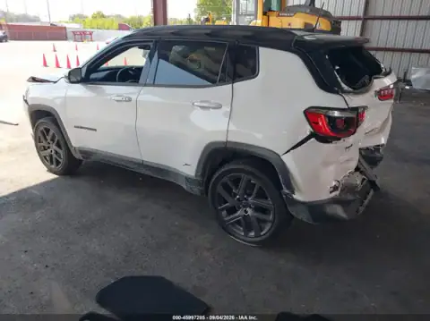 3C4NJDCN6ST612212 — 2025 Jeep Compass, фото 3 с аукциона IAAI, передняя и задняя части