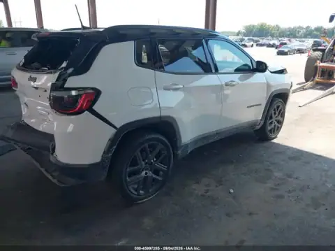 3C4NJDCN6ST612212 — 2025 Jeep Compass, фото 4 с аукциона IAAI, передняя и задняя части
