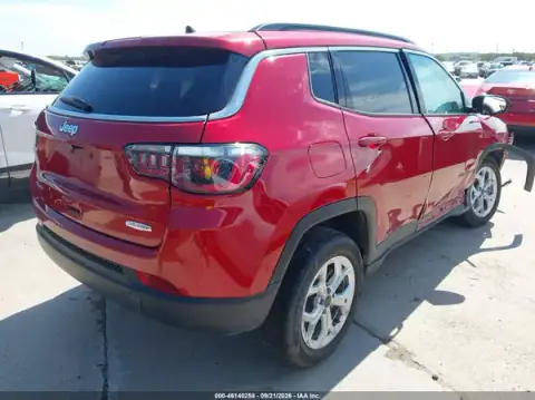 3C4NJDBNXST549648 — 2025 Jeep Compass, foto 4 de IAAI, Parte delantera