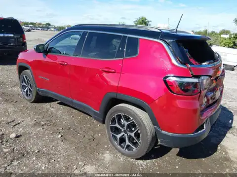 3C4NJDCN7ST517108 — 2025 Jeep Compass, фото 3 с аукциона IAAI, передняя и задняя части