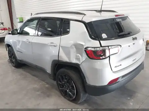3C4NJDBN4ST554859 — 2025 Jeep Compass, ფოტო 3, IAAI, წინა და უკანა ნაწილი