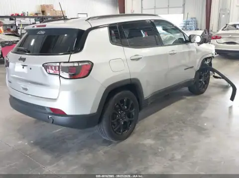 3C4NJDBN4ST554859 — 2025 Jeep Compass, ფოტო 4, IAAI, წინა და უკანა ნაწილი