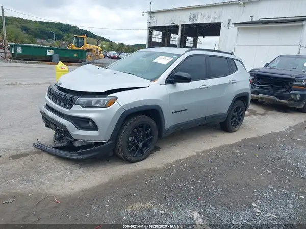 3C4NJDBN9ST607149 — 2025 Jeep Compass, photo 2 from IAAI, Right front