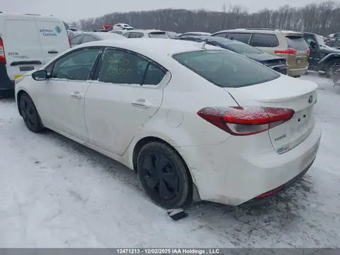 3KPFN4A85HE055019 — 2017 Kia Forte, foto 3 de IAAI 29.10.2026, Parte delantera