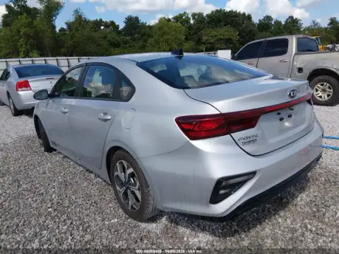 3KPF24AD8ME379131 — 2021 Kia Forte, zdjęcie 3 z IAAI 24.09.2026, Normalne zużycie