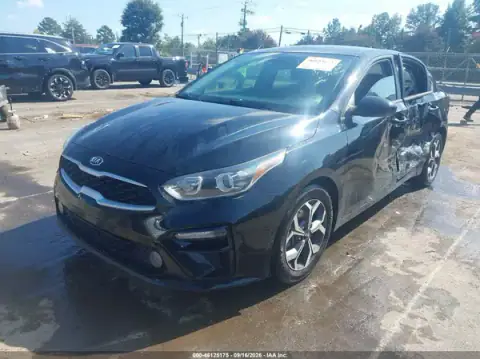 3KPF24AD1ME408338 — 2021 Kia Forte, photo 2 from IAAI, Left side