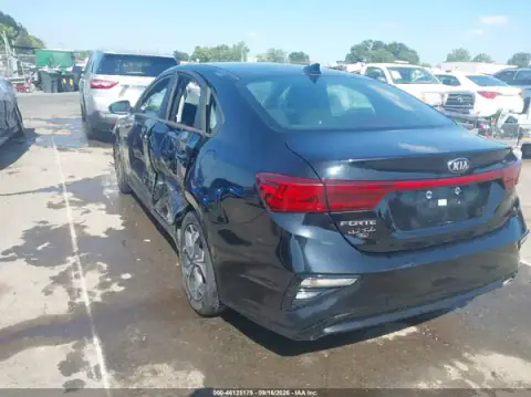 3KPF24AD1ME408338 — 2021 Kia Forte, photo 3 from IAAI, Left side