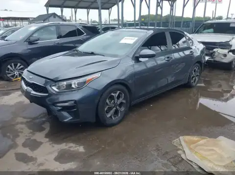 3KPF24AD1ME372831 — 2021 Kia Forte, zdjęcie 2 z IAAI, Przód