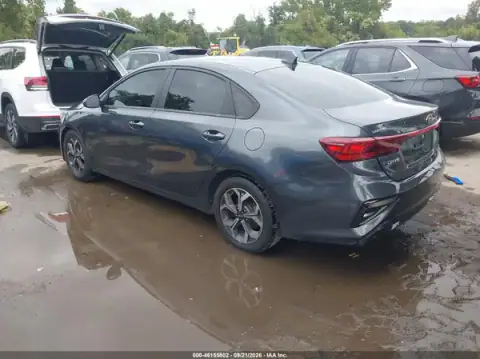 3KPF24AD1ME372831 — 2021 Kia Forte, zdjęcie 3 z IAAI, Przód