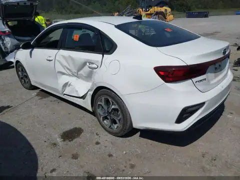 3KPF24AD6ME330087 — 2021 Kia Forte, фото 3 с аукциона IAAI, левый и правый бока