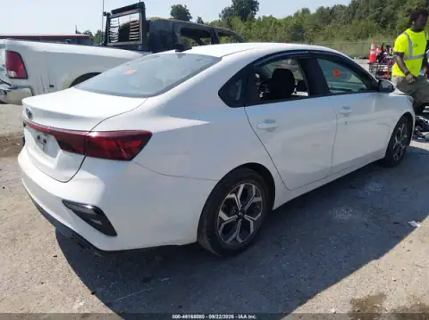 3KPF24AD6ME330087 — 2021 Kia Forte, фото 4 с аукциона IAAI, левый и правый бока