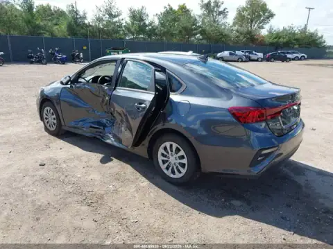 3KPF24AD9ME394110 — 2021 Kia Forte, foto 3 de IAAI, Lados izquierdo y derecho
