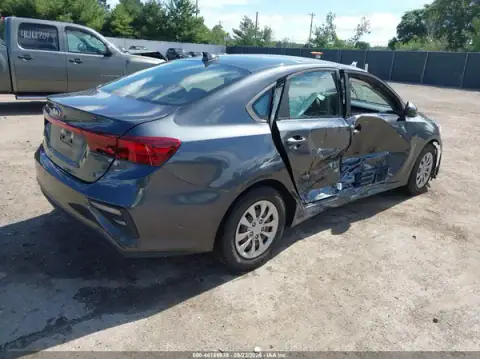 3KPF24AD9ME394110 — 2021 Kia Forte, foto 4 de IAAI, Lados izquierdo y derecho