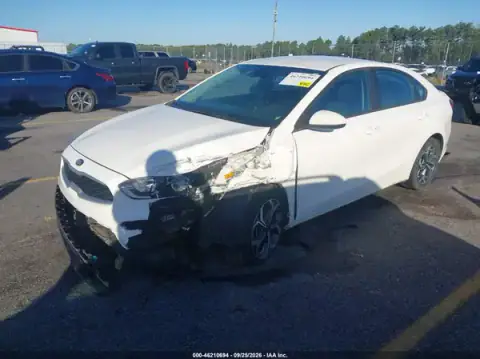 3KPF24AD4ME337426 — 2021 Kia Forte, foto 2 de IAAI, Parte delantera