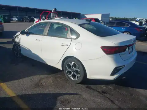 3KPF24AD4ME337426 — 2021 Kia Forte, foto 3 de IAAI, Parte delantera