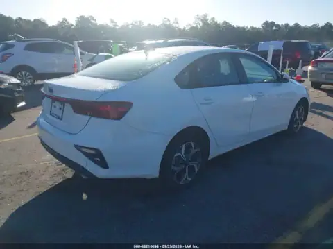 3KPF24AD4ME337426 — 2021 Kia Forte, foto 4 de IAAI, Parte delantera