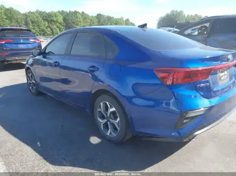 3KPF24AD4ME408043 — 2021 Kia Forte, фото 3 с аукциона IAAI, ПОВРЕЖДЕНИЯ СО ВСЕХ СТОРОН