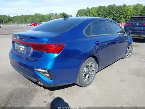 3KPF24AD4ME408043 — 2021 Kia Forte, фото 4 с аукциона IAAI, ПОВРЕЖДЕНИЯ СО ВСЕХ СТОРОН