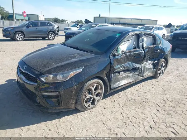 3KPF24AD4ME390322 — 2021 Kia Forte, photo 2 from IAAI, Left side