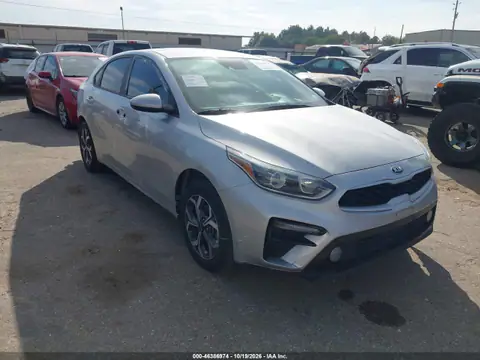 3KPF24AD7ME335170 — 2021 Kia Forte, Передня й задня частини, фото до ремонту