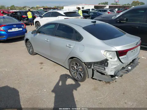 3KPF24AD7ME335170 — 2021 Kia Forte, фото 4 з IAAI, Передня й задня частини