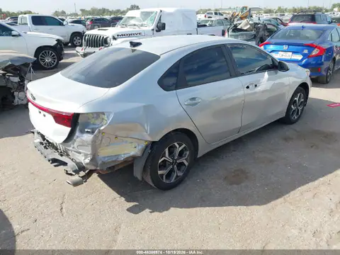 3KPF24AD7ME335170 — 2021 Kia Forte, фото 5 з IAAI, Передня й задня частини