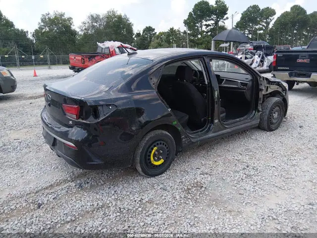 3KPA24AD5ME397368 — 2021 Kia RIO S, zdjęcie 4 z IAAI 28.09.2026, Prawy bok