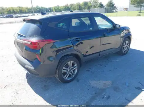 KNDEPCAAXM7177386 — 2021 Kia Seltos, photo 4 from IAAI, Right side