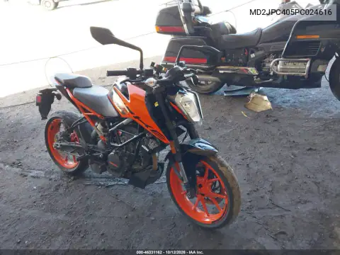 MD2JPC405PC024616 — 2023 KTM Duke, Parte trasera, fotos antes de reparar