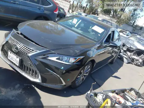 58ADZ1B17LU060782 — 2020 Lexus ES, photo 2 from IAAI, Right front