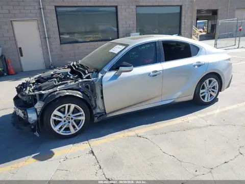 JTHCA1D26M5113373 — 2021 Lexus IS 300, foto 2 de IAAI 26.10.2026, Parte delantera