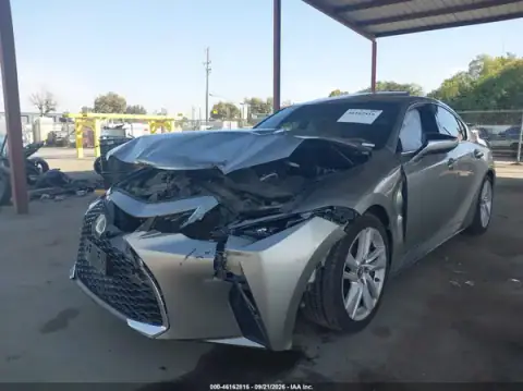 JTHCA1D24M5113596 — 2021 Lexus IS, foto 2 de IAAI, Parte delantera