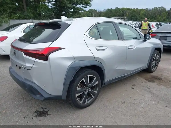 JTHY3JBH9K2013211 — 2019 Lexus UX, photo 4 from IAAI, Front end