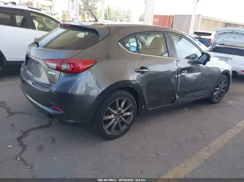 3MZBN1L33JM210500 — 2018 Mazda 3, foto 4 de IAAI, Lado derecho