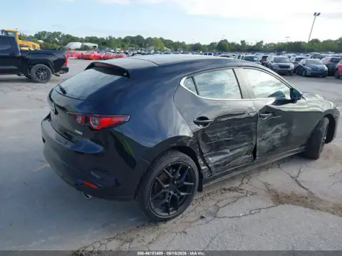 JM1BPALM2R1712171 — 2024 Mazda 3, foto 4 de IAAI, Lado derecho