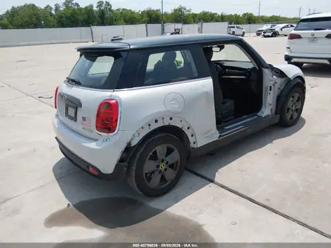 WMWXP3C03M2P23579 — 2021 MINI SE Hardtop Cooper, photo 4 from IAAI 22.10.2026, Right side