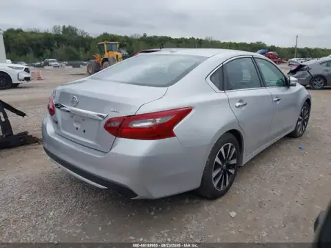 1N4AL3AP8JC172663 — 2018 Nissan Altima, фото 4 з IAAI, Передня частина зліва