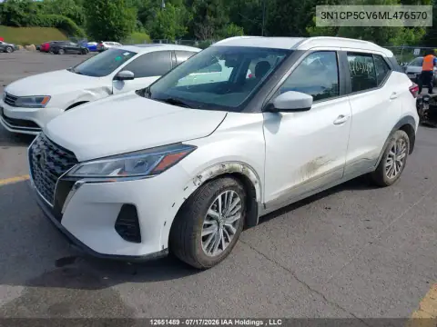 3N1CP5CV6ML476570 — 2021 Nissan Kicks, foto 2 de IAAI 30.10.2026, Delantera izquierda