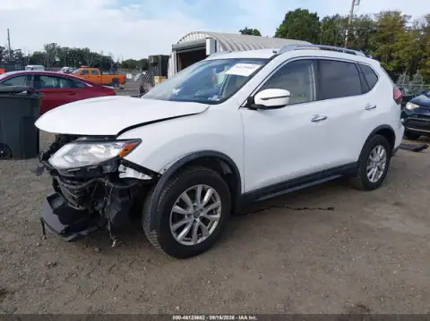 KNMAT2MV4HP528365 — 2017 Nissan Rogue, foto 2 de IAAI 23.10.2026, Parte delantera